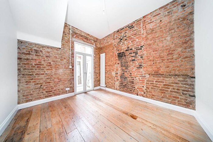 3 Bedroom Flat To Rent In Kingston Road, South Wimbledon, Wimbledon, SW19