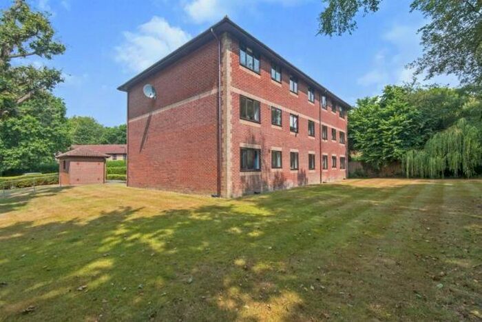 2 Bedroom Apartment To Rent In Barrow Down Gardens, Southampton, SO19