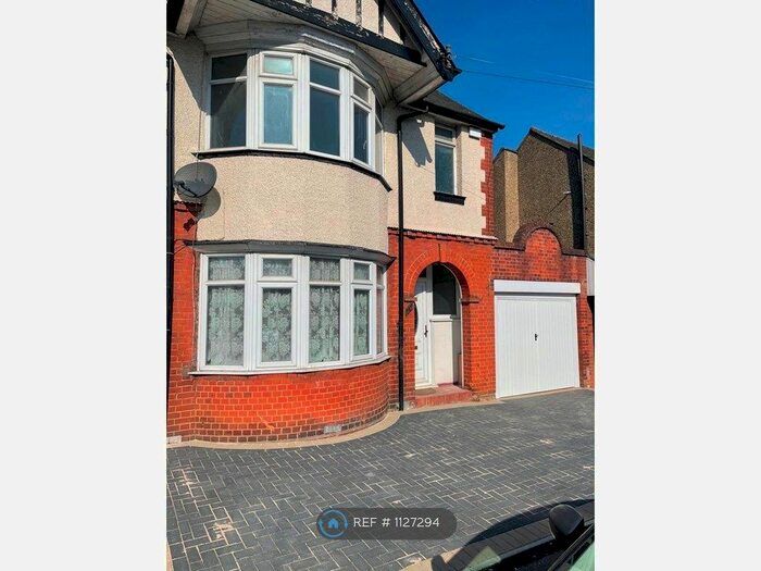 3 Bedroom Semi-Detached House To Rent In Douglas Road, Luton, LU4