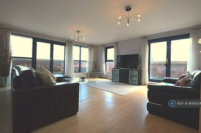 3 Bedroom Penthouse To Rent In Carisbrooke Road, Leeds, LS16