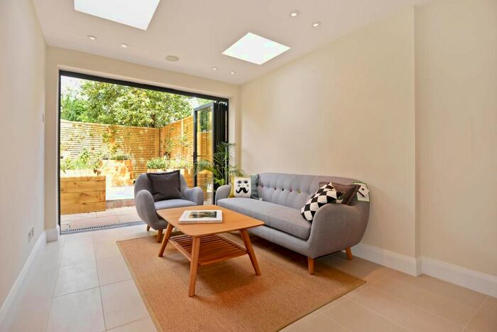 2 Bedroom Detached House To Rent In Avondale Rise, Peckham Rye, London, SE15