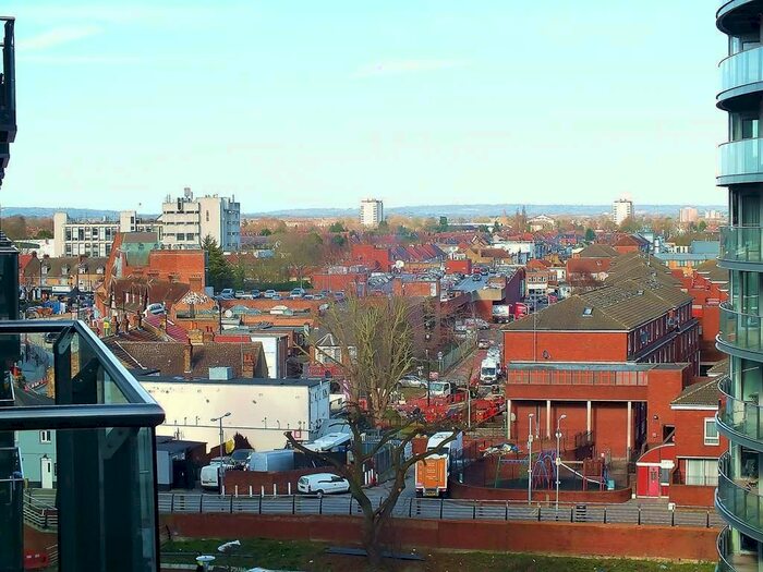 1 Bedroom Flat To Rent In Vantage Building, Station Approach. Hayes, UB3