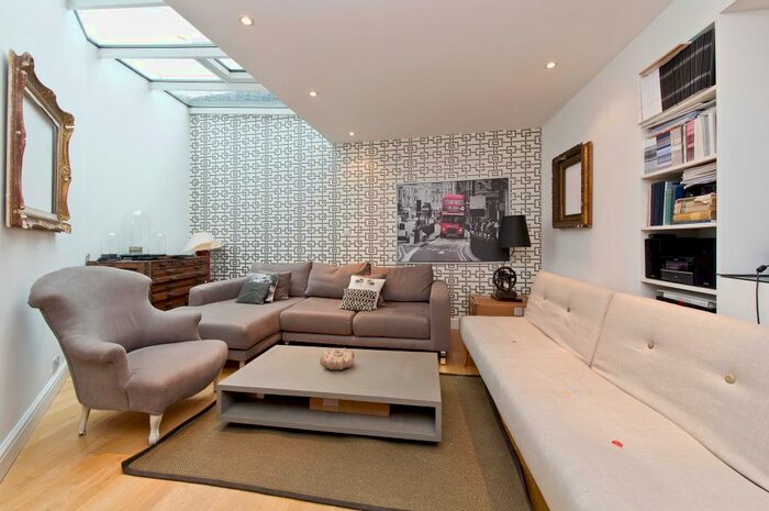 2 Bedroom Town House To Rent In Trinity Mews, London, Uk, W10