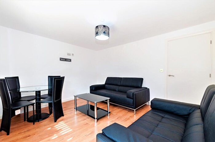 2 Bedroom Apartment To Rent In North Crescent, LS2