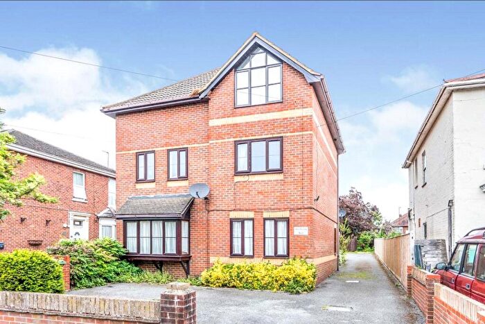 2 Bedroom Flat To Rent In Roberts Road, Southampton, Hampshire, SO15