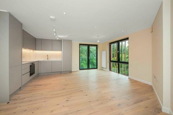 2 Bedroom Apartment To Rent In Alleyn Park, Dulwich, London, SE21