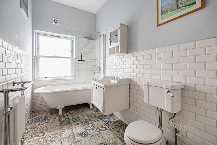 2 Bedroom Flat For Sale In Uxbridge Road, Shepherd's Bush, London, W12