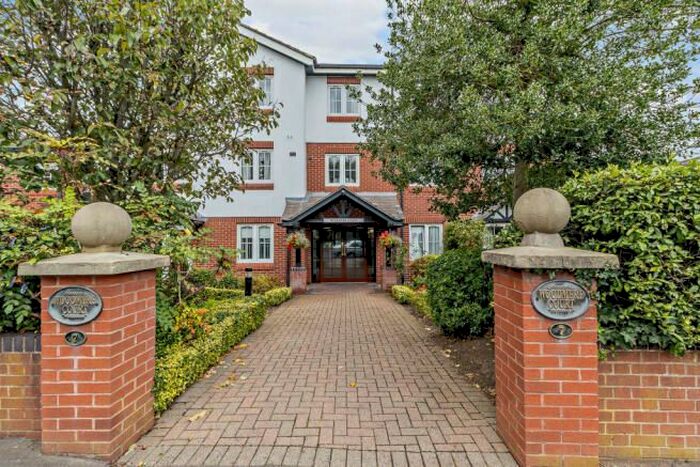 2 Bedroom Flat To Rent In Woodmere Court, Avenue Road, London, N14