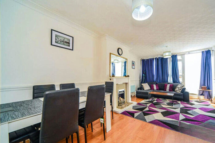 2 Bedroom Maisonette For Sale In Dartford Street, London, London, SE17