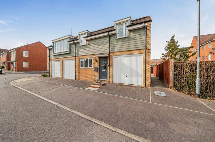 3 Bedroom Coach House For Sale In Vauxhall Way, Dunstable, Bedfordshire, LU6
