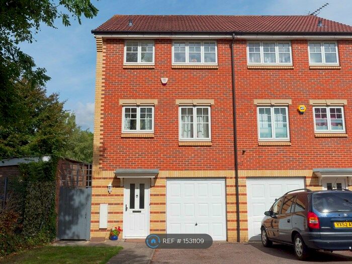3 Bedroom Semi-Detached House To Rent In Grandfield Avenue, Watford, WD17