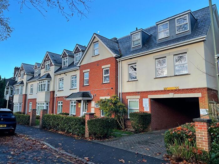 2 Bedroom Flat To Rent In Maybury Road, Woking, GU21