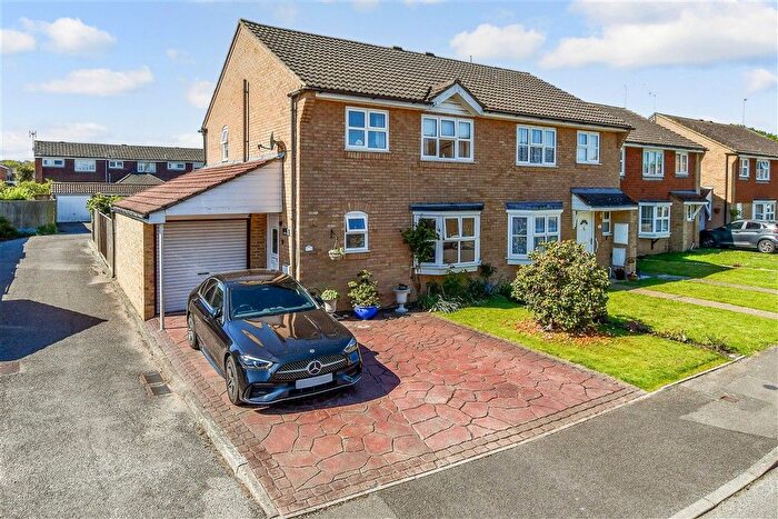 3 Bedroom Link Detached House For Sale In Yeoman Gardens, Paddock Wood, Tonbridge, Kent, TN12