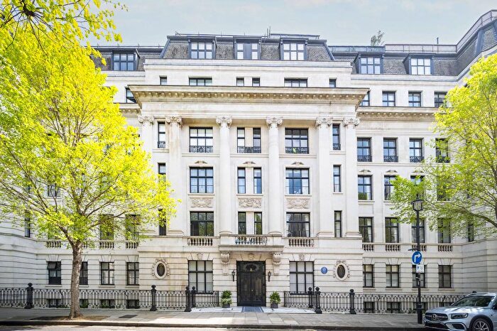 2 Bedroom Flat To Rent In Mansfield Street, Marylebone, London, W1G