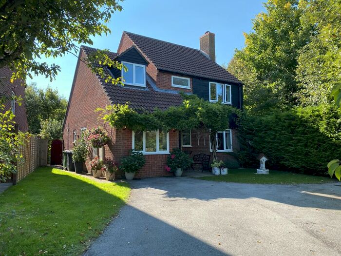 3 Bedroom Detached House To Rent In Lambs Row - Lychpit, RG24