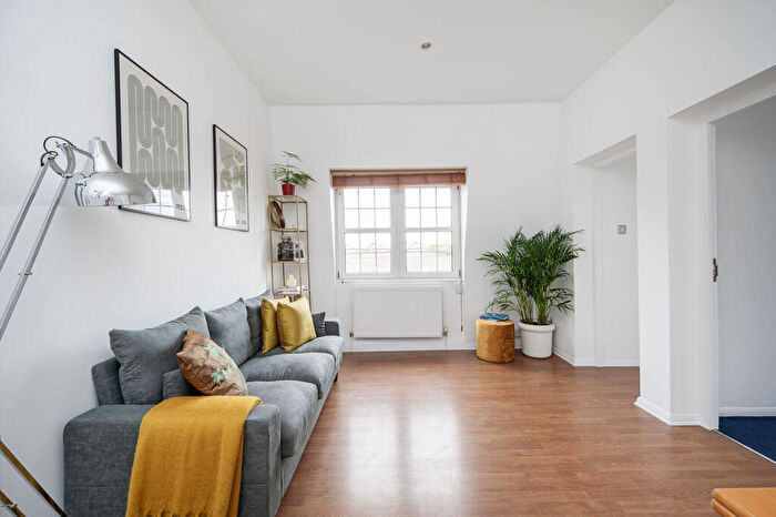 2 Bedroom Flat For Sale In Cambridge Court, Cambridge Heath Road, , Bethnal Green, London, E2