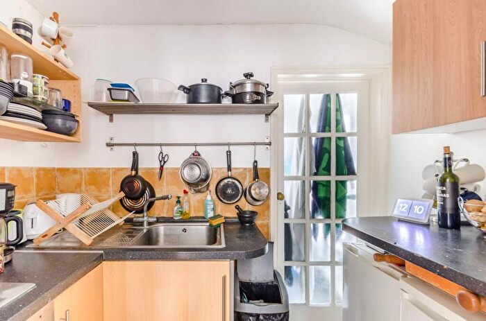 1 Bedroom Flat To Rent In Ashbury Road, Shaftesbury Estate, London, SW11