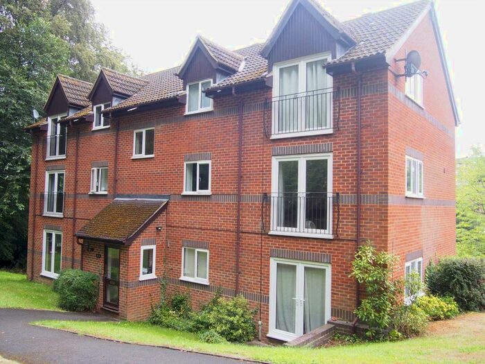 2 Bedroom Flat To Rent In Edmunds Gardens, High Wycombe, HP12
