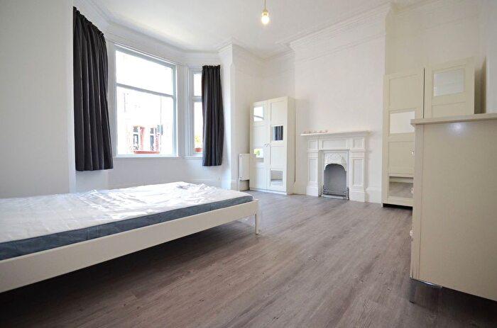 2 Bedroom Flat To Rent In Ormiston Grove, London, W12