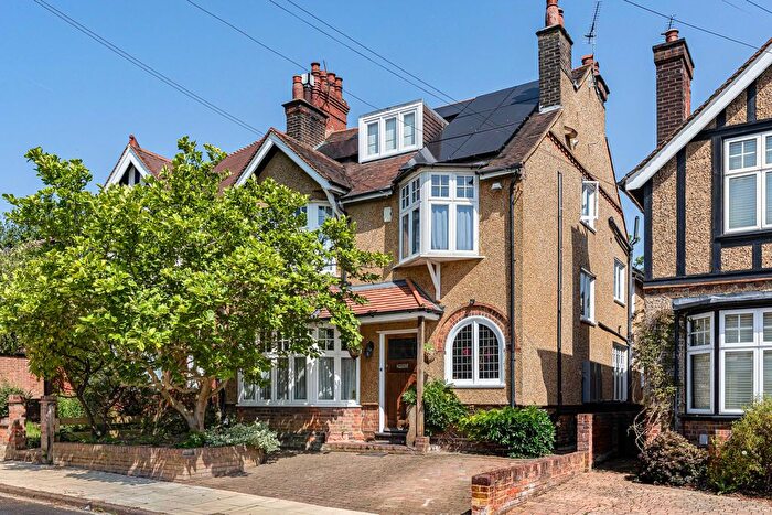 5 Bedroom Semi-Detached House For Sale In Jennings Road, St Albans, AL1