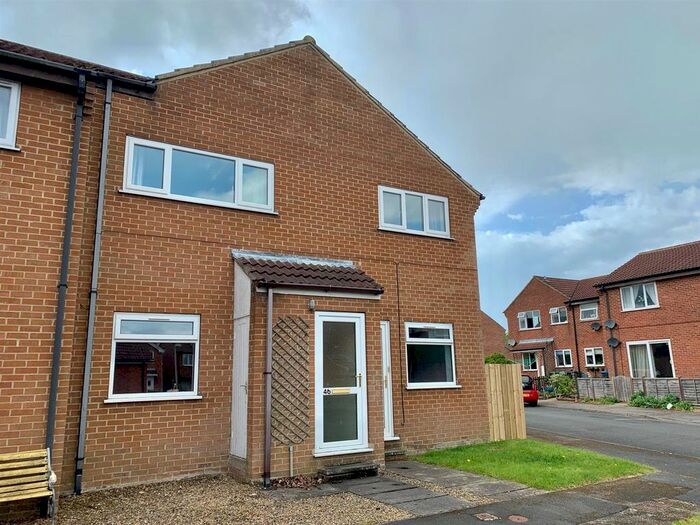 2 Bedroom Flat For Sale In Favenfield Road, Thirsk, YO7