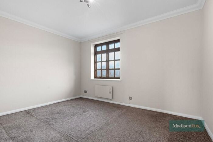 2 Bedroom Apartment For Sale In Westfield Park Drive, Woodford Green, IG8