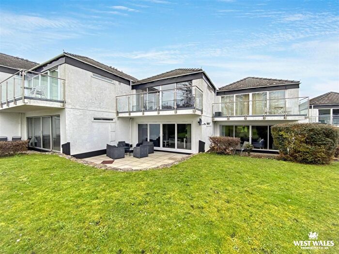 2 Bedroom Flat For Sale In Coedrath Park, Saundersfoot, SA69