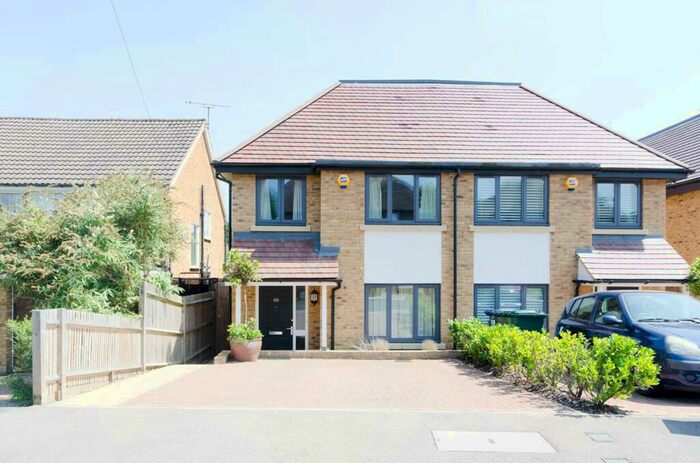 5 Bedroom Semi-Detached House To Rent In Crescent Road, New Barnet, Barnet, EN4