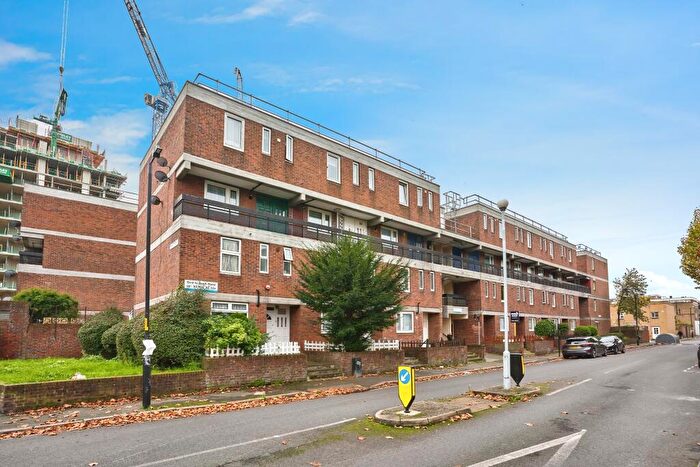 4 Bedroom Flat To Rent In Bird In Bush Road, SE15