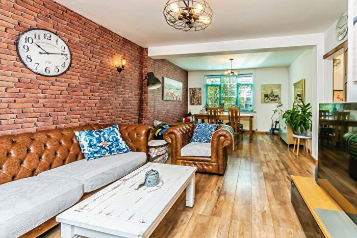 4 Bedroom Semi-Detached House For Sale In St. Pauls Wood Hill, Orpington, BR5