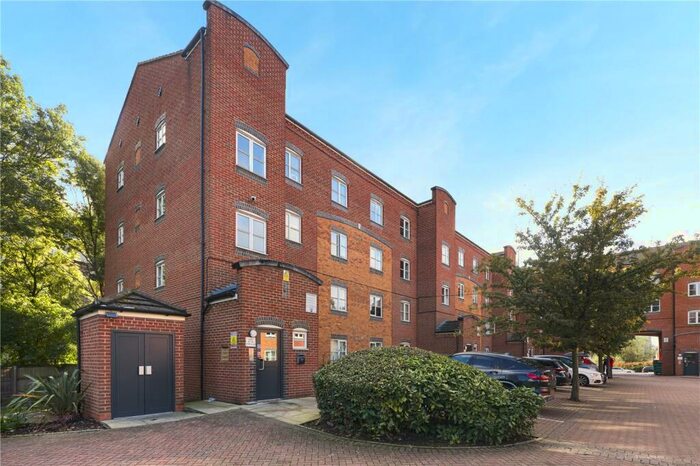 2 Bedroom Flat To Rent In Otter Close, Stratford, London, E15