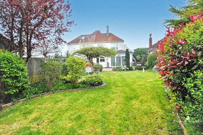 3 Bedroom Semi-Detached House For Sale In Kiln Road, Benfleet, SS7
