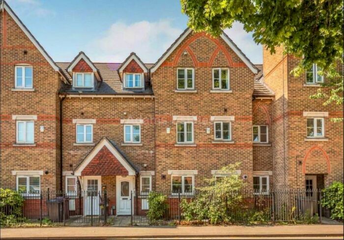 5 Bedroom Town House To Rent In Cintra Close, Reading, RG2