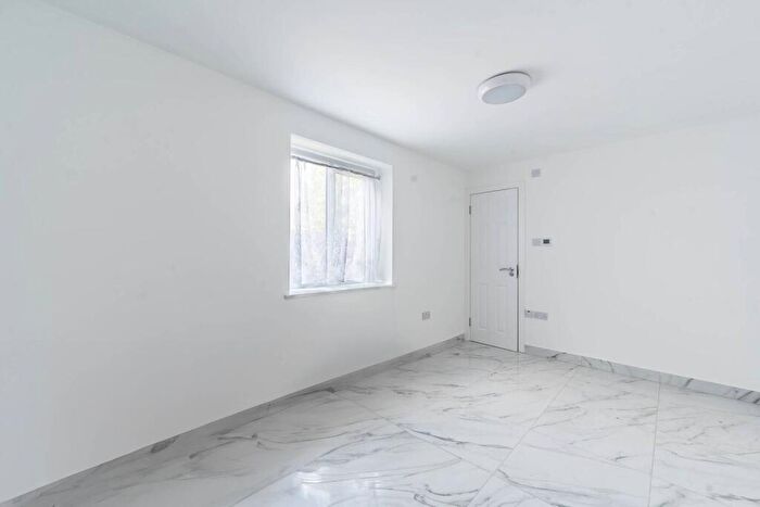 3 Bedroom Flat To Rent In Graham Road, Harrow Weald, Harrow, HA3