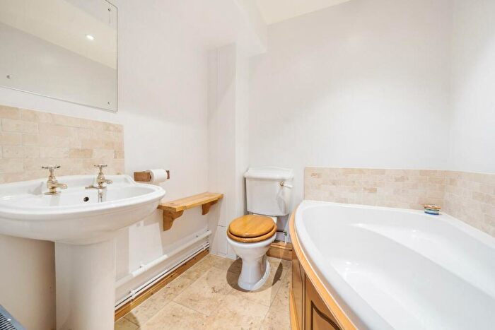 2 Bedroom Cottage For Sale In London Road, Stroud, GL5