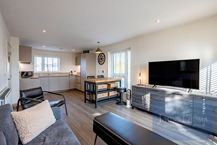 2 Bedroom Apartment For Sale In Newmans Lane, Loughton, Essex, IG10