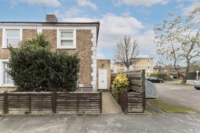 1 Bedroom Flat To Rent In Crown Terrace, Richmond, TW9