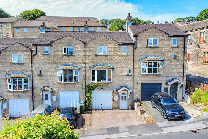 4 Bedroom Town House For Sale In Bobbin Mill Court, Steeton, BD20