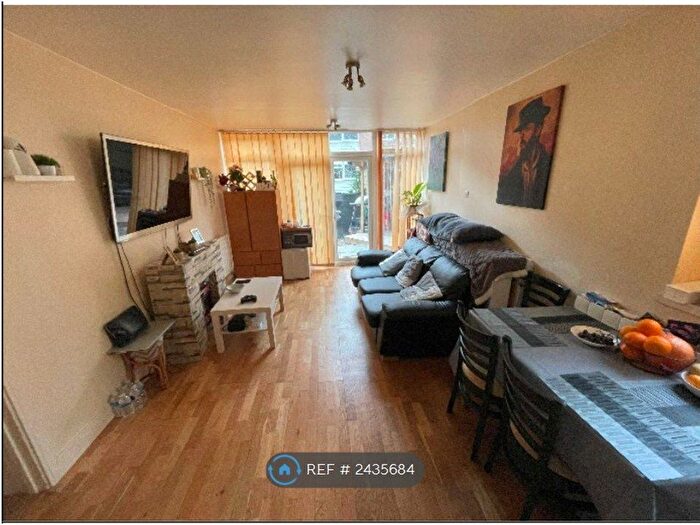 3 Bedroom Flat To Rent In Cat Hill, Barnet, EN4