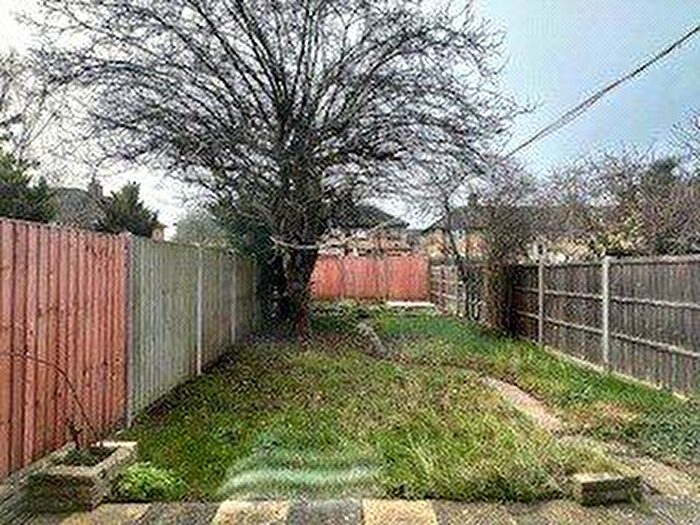 4 Bedroom Semi Detached House To Rent In Hazelwood Avenue, Morden, SM4