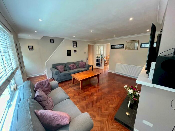 2 Bedroom Maisonette To Rent In Park Road, Banstead, SM7