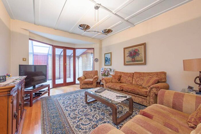 3 Bedroom Detached House For Sale In Armitage Road, Temple Fortune, London, NW11