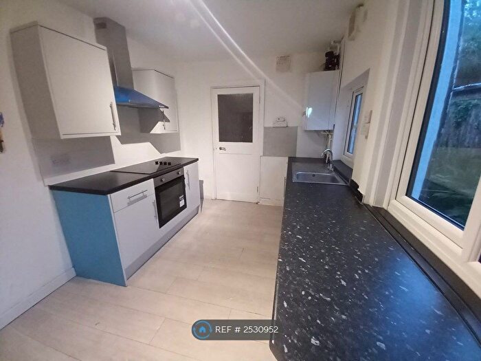 3 Bedroom End Of Terrace House To Rent In Trafalgar Road, Kettering, NN16