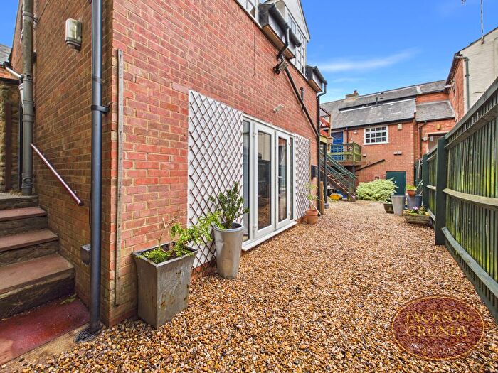 1 Bedroom Flat To Rent In Sheaf Street, Daventry, NN11