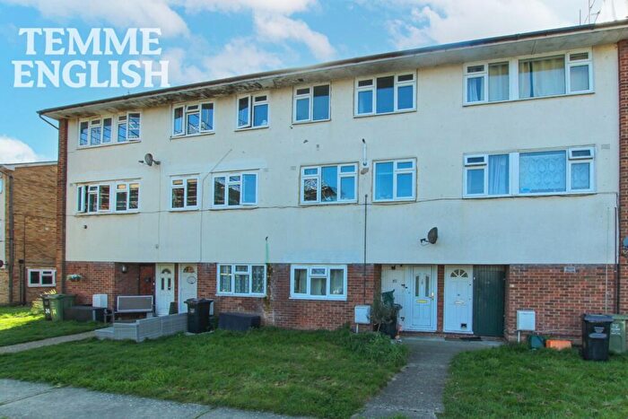 2 Bedroom Flat For Sale In Market Avenue, Wickford, SS12