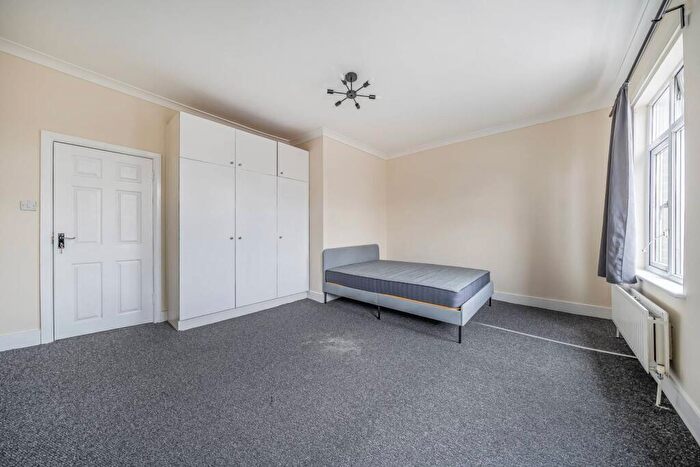 3 Bedroom Flat To Rent In Holloway Road, London, N19