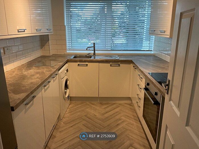 2 Bedroom Flat To Rent In Lane End Croft, Leeds, LS17