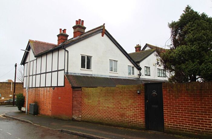 2 Bedroom End Terrace House To Rent In Barclay Oval, Woodford Green, IG8