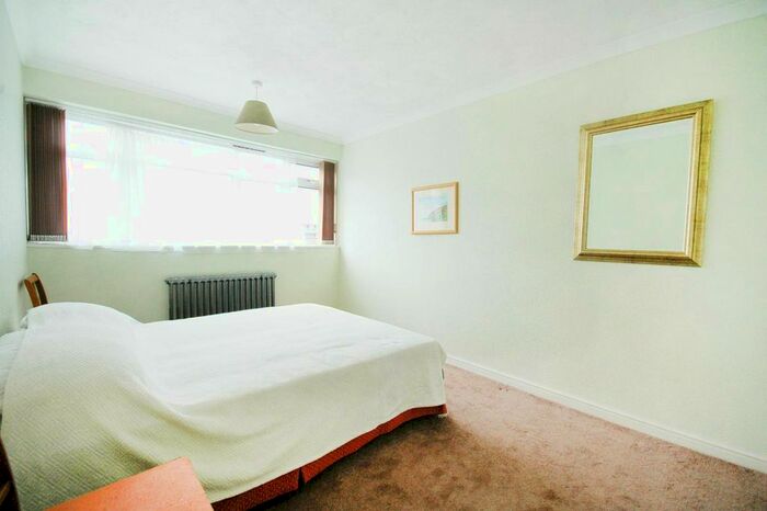 2 Bedroom Flat To Rent In Churchill Gardens, Pimlico, London, SW1V