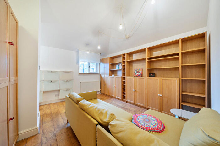 2 Bedroom Apartment For Sale In Faversham Road, London, SE6
